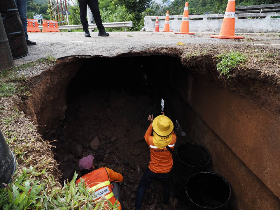 เร่งซ่อมคอสะพานแม่สุยะ 2 ทรุดเป็นโพรง รถผ่านไม่ได้ ปิดทางหลวง 1095 ชั่วคราว