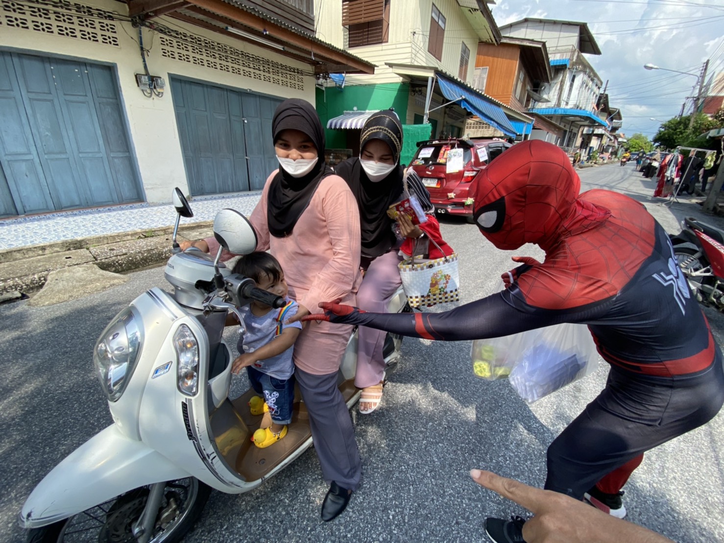  สไปเดอร์แมนยะลา ขับรถยนต์ปันสุข ตระเวนแจกของตามชุมชนในเขตเทศบาลนครยะลา สร้างรอยยิ้ม ช่วงโควิด-19