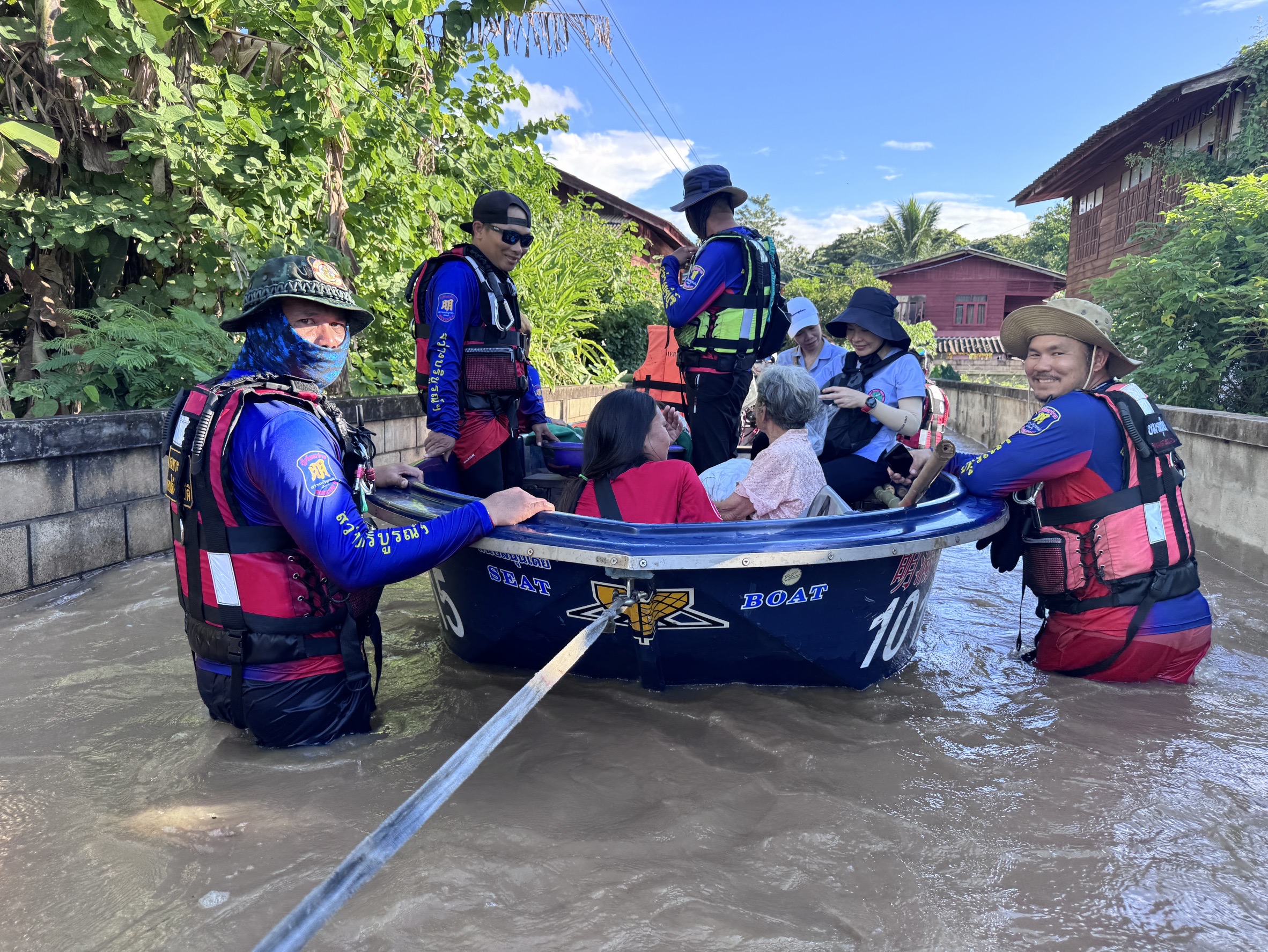กู้ภัยสัตหีบ ลุยช่วยผู้ป่วยและอพยพคน เกาะคา ลำปาง ระดับน้ำยังท่วมสูงบางพื้นที่ 