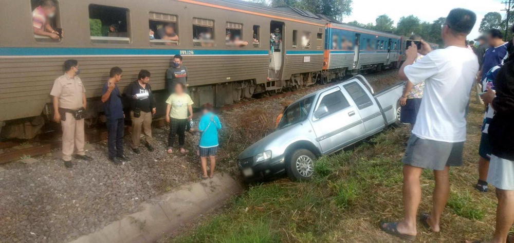 แค่เสี้ยววินาที!! รถไฟสายกรุงเทพ-คลองลึก พุ่งชนรถปิกอัพ ตาย 1 บาดเจ็บสาหัส 1 ราย 