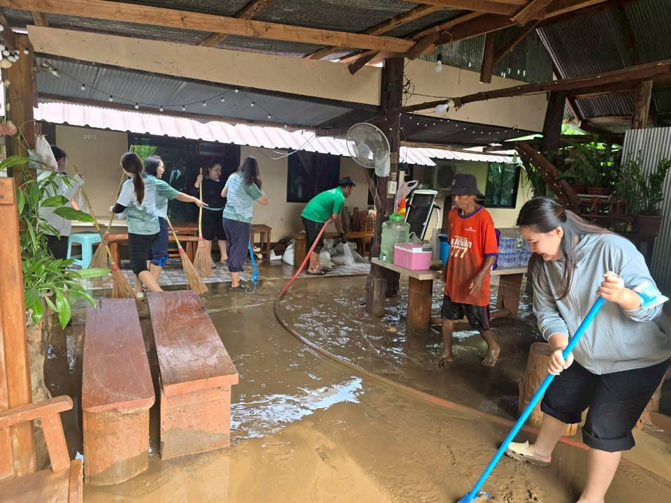 แม่ฮ่องสอนลุย Big Cleaning บ้านห้วยวอก ระดม 10 หน่วยงานฟื้นฟูหลังน้ำป่าหลาก 