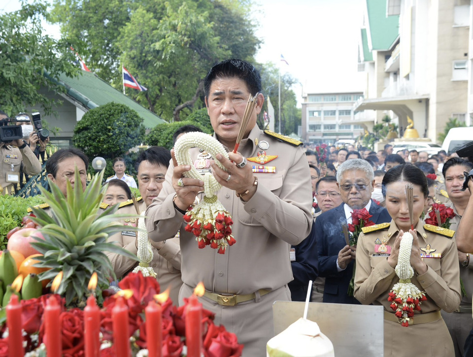 "ธรรมนัส" บูชาสิ่งศักดิ์สิทธิ์กระทรวงเกษตรฯวันแรก ลุยนโยบายเกษตรเร่งด่วน 4 เดือน
