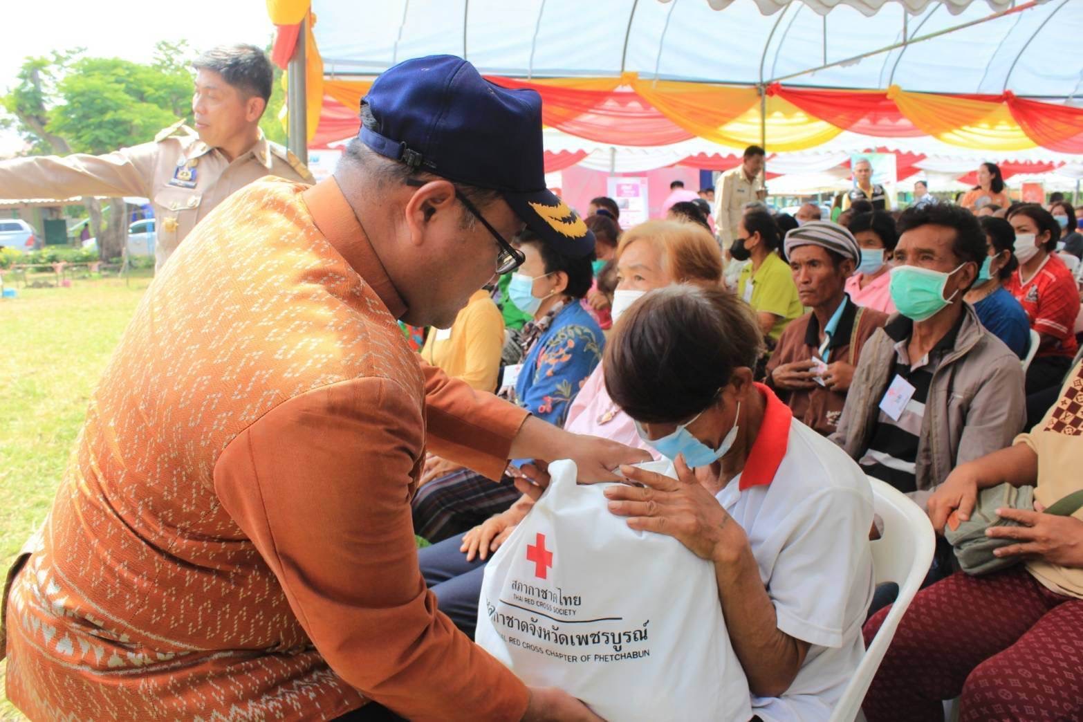 เกษตรจังหวัดเพชรบูรณ์ ร่วมออกหน่วยโครงการบำบัดทุกข์ บำรุงสุข สร้างรอยยิ้มให้ประชาชน