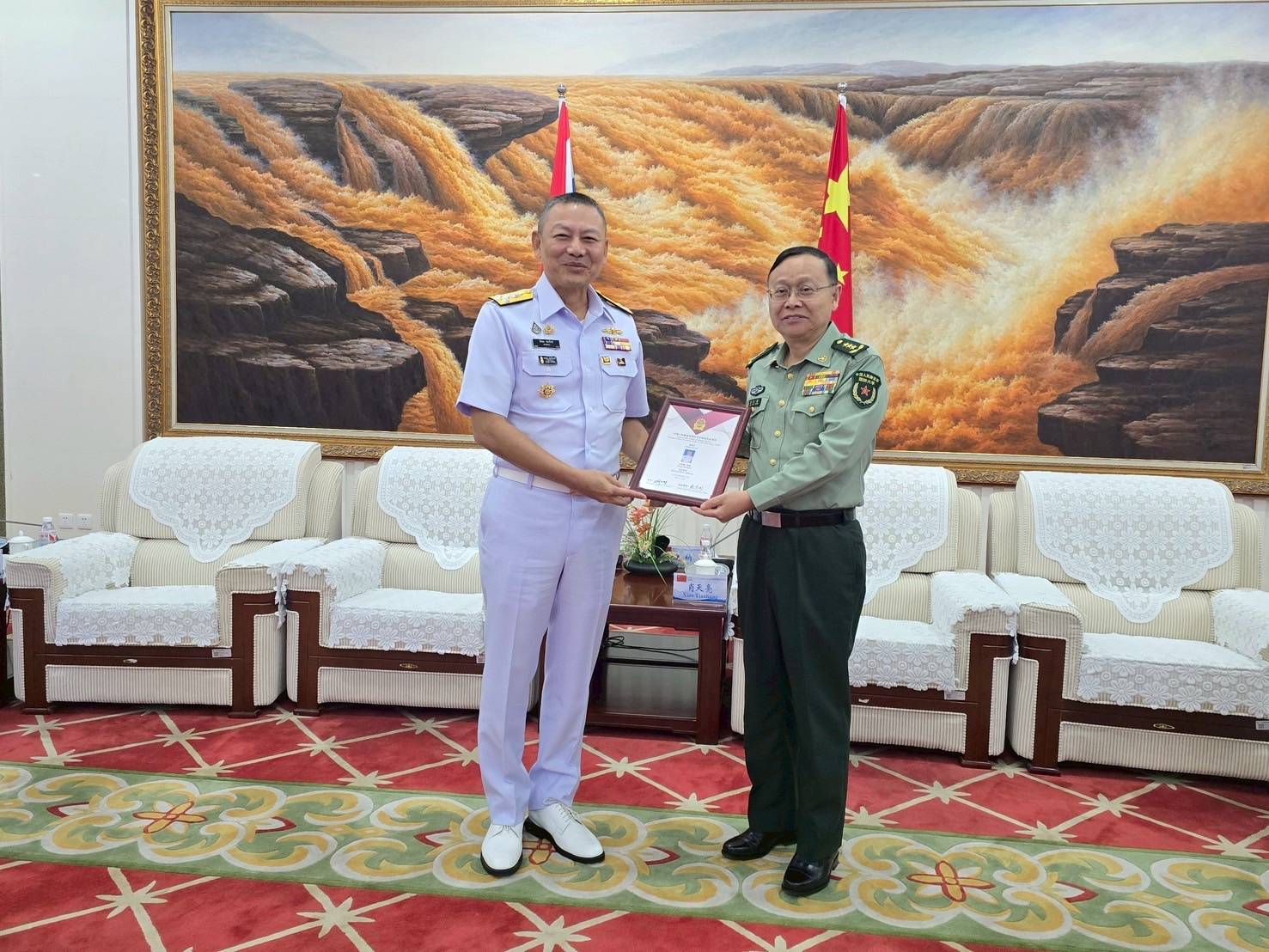 “บิ๊กแมว” ปลื้ม! วปอ.จีน มอบรางวัลศิษย์เก่าดีเด่น NDU, PLA  มหาวิทยาลัยป้องกันประเทศ