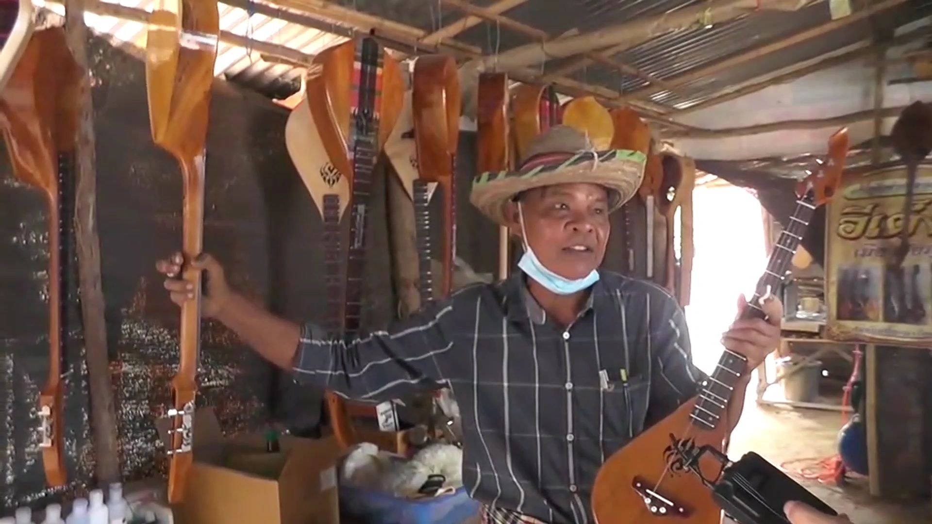 ดนตรีไม่มีวันตาย! 'อดีตครูเกษียณ' ศิลปินดีดอีเต่ง  นำลูกศิษย์ทำเครื่องดนตรีอีสานขายสร้างรายได้สู้โควิด-19 