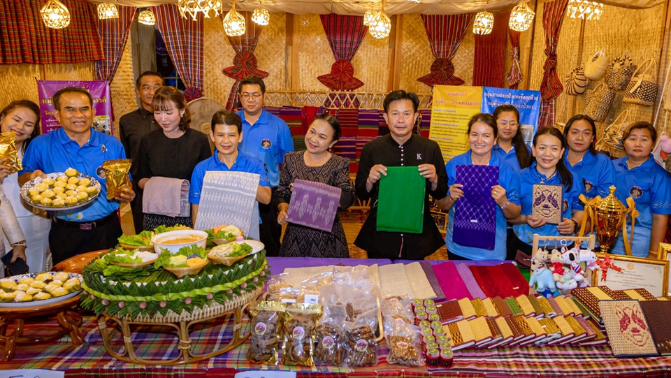 ผู้ว่าฯพิษณุโลก เปิดงานไหว้หลวงพ่ออินทร์ กินปลา ชมหมาบางแก้ว ดันอัตลักษณ์ท้องถิ่น สร้างรายได้ชุมชน