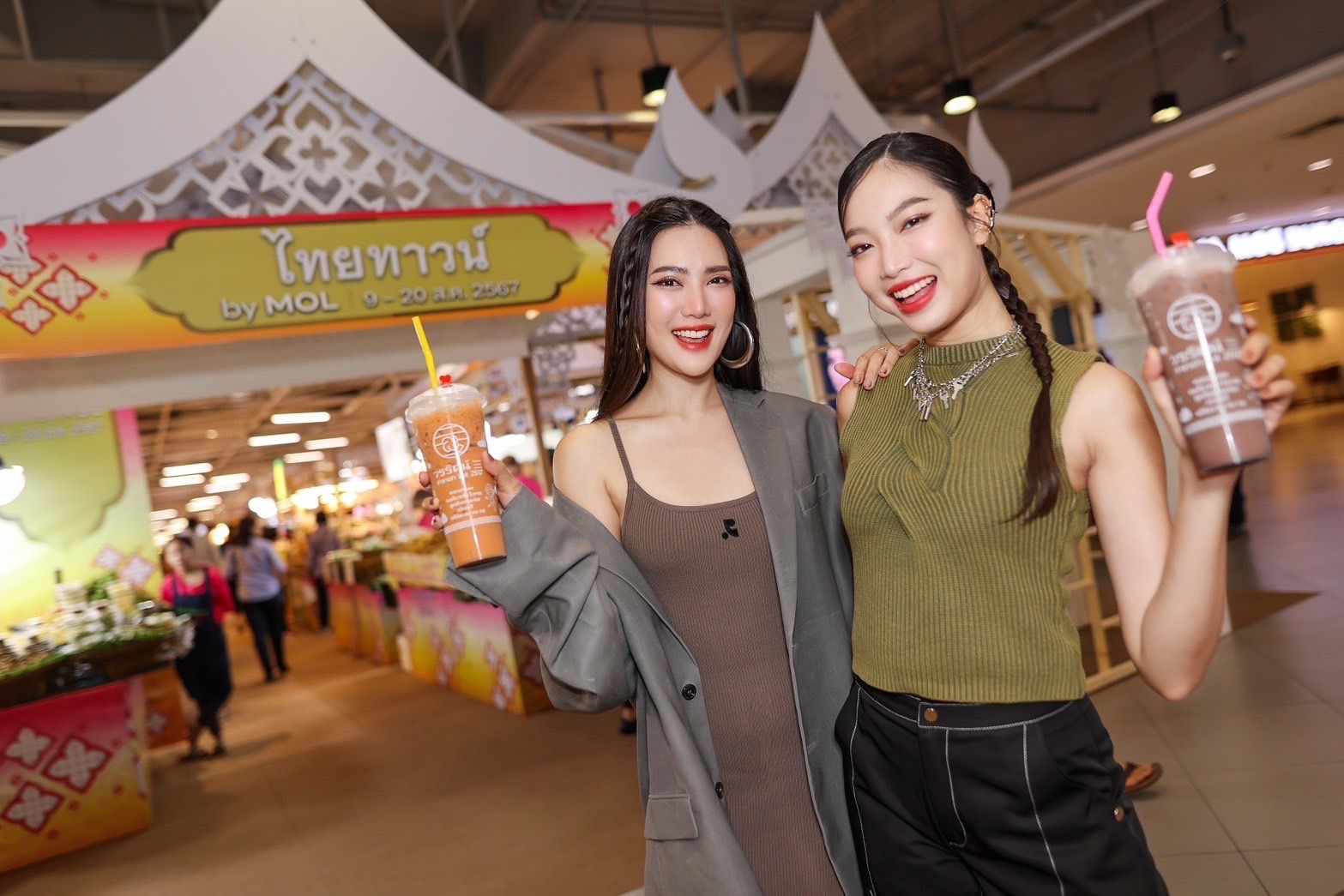 เตรียมพบกับงานอาหารไทยที่รวบรวมเมนูเด็ดจากเจ้าดังไว้กว่า 100 ร้าน พร้อมสินค้าคุณภาพภูมิปัญญาคนไทย ในงาน THAI TOWN ที่ศูนย์การค้าเมกาบางนา  