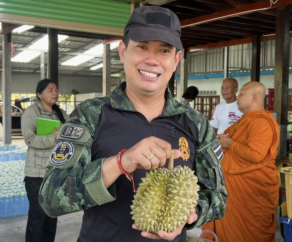 ทหารยิ้มแก้มปริ! พระสงฆ์และจิตอาสาเมืองจันท์ ส่งทุเรียน-เงาะ เติมพลังใจผู้พิทักษ์แผ่นดิน