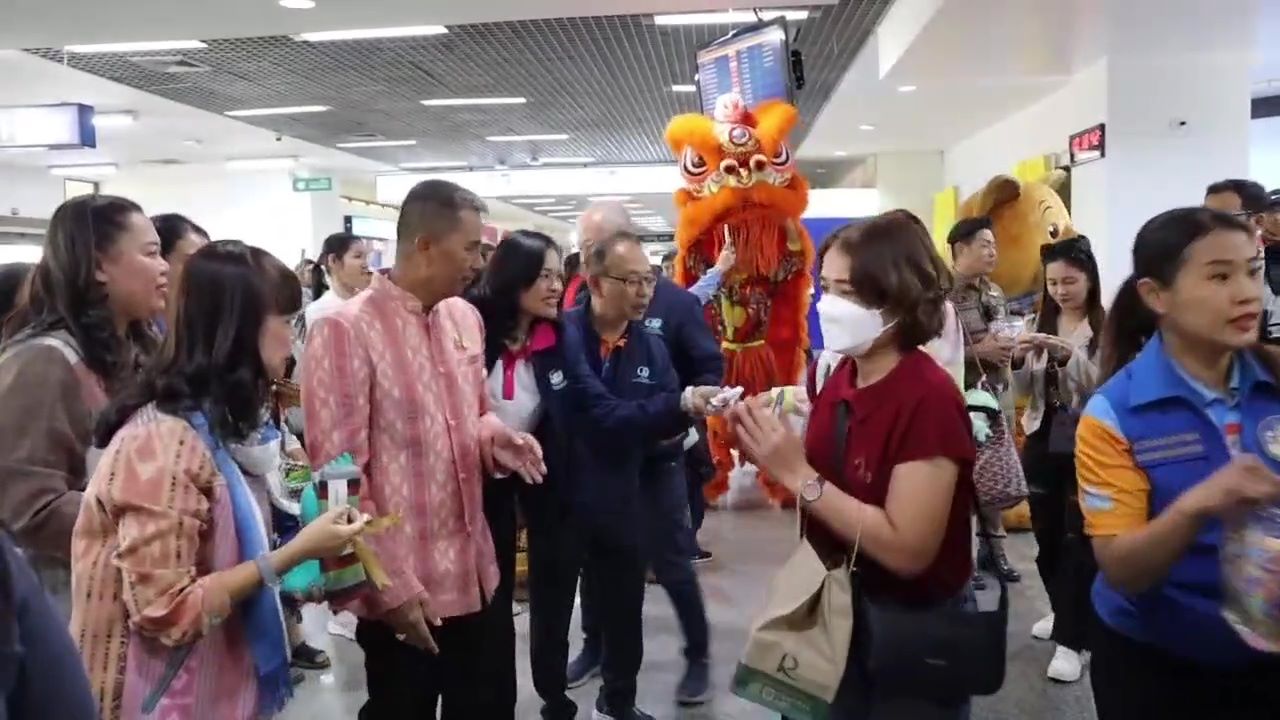 สุดว้าวต้อนรับปีใหม่ผู้ว่าฯอุดรเซอร์ไพรส์นำคณะสิงโตมอบของที่ระลึกสวัสดีปีใหม่นทท.ลงจากเครื่องไฟต์แรก