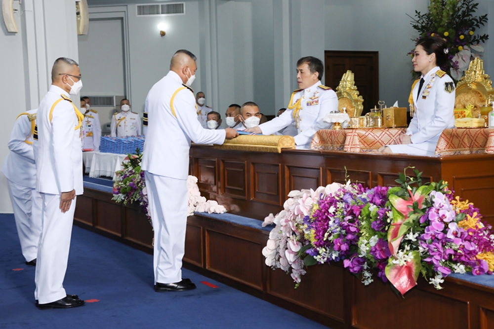 "ในหลวง-ราชินี" พระราชทานปริญญาบัตร-ประกาศนียบัตร ผู้สำเร็จการศึกษาจากวิทยาลัยป้องกันราชอาณาจักร และวิทยาลัยทุกเหล่าทัพ