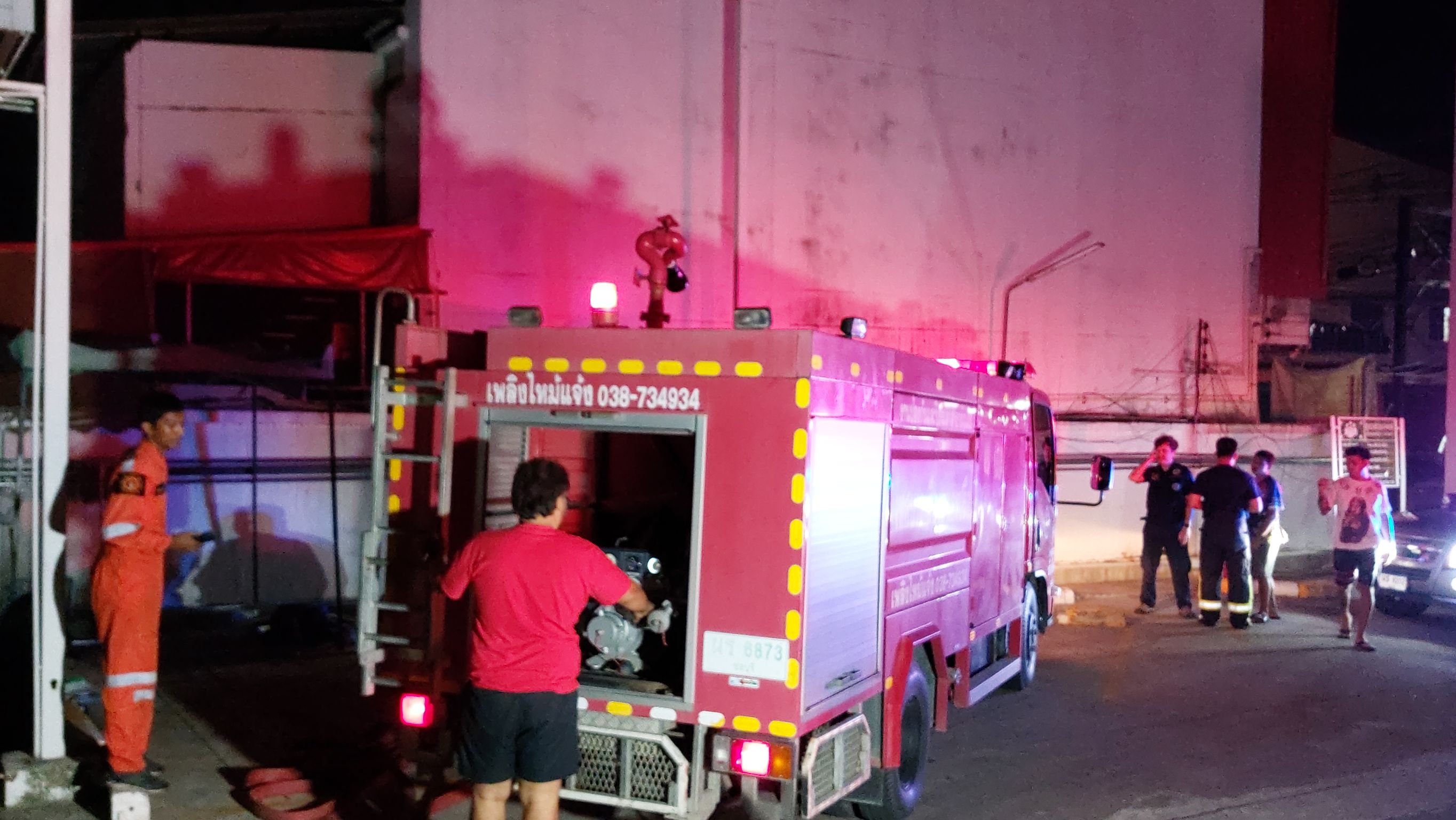 เพลิงไหม้สายไฟห้องเก็บของหลังปั๊มย่านหนองปรือทำทุกคนแตกตื่น