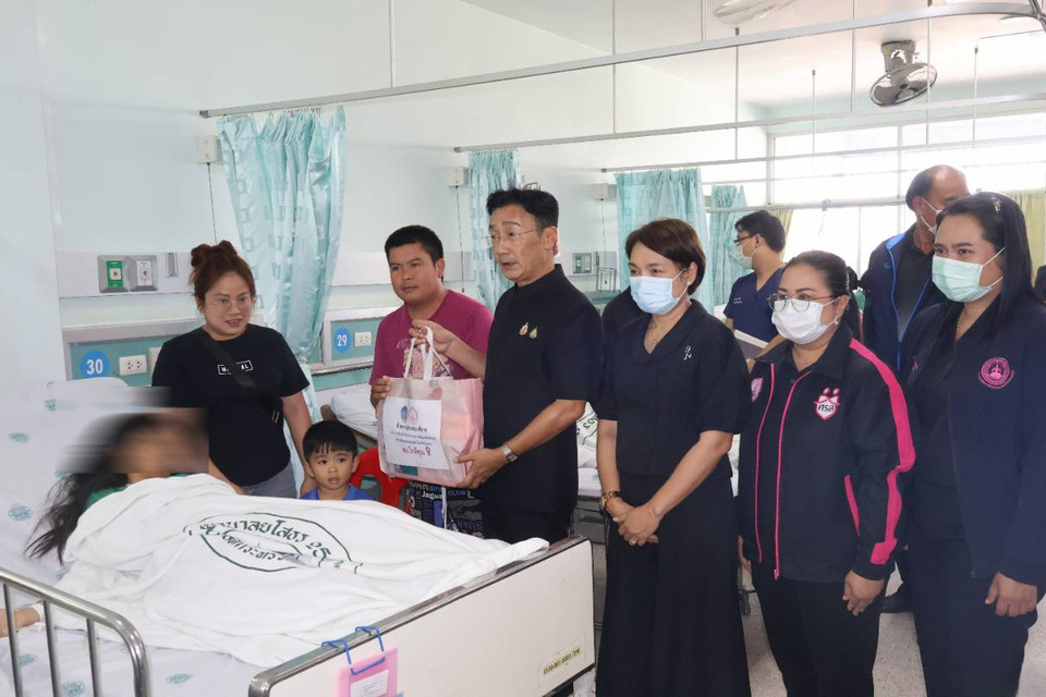 ผู้ว่าฯยโสธร เยี่ยมเด็กเจ็บรถนักเรียนคว่ำ สั่งดูแลใกล้ชิด-ป้องกันมิจฉาชีพซ้ำเติม