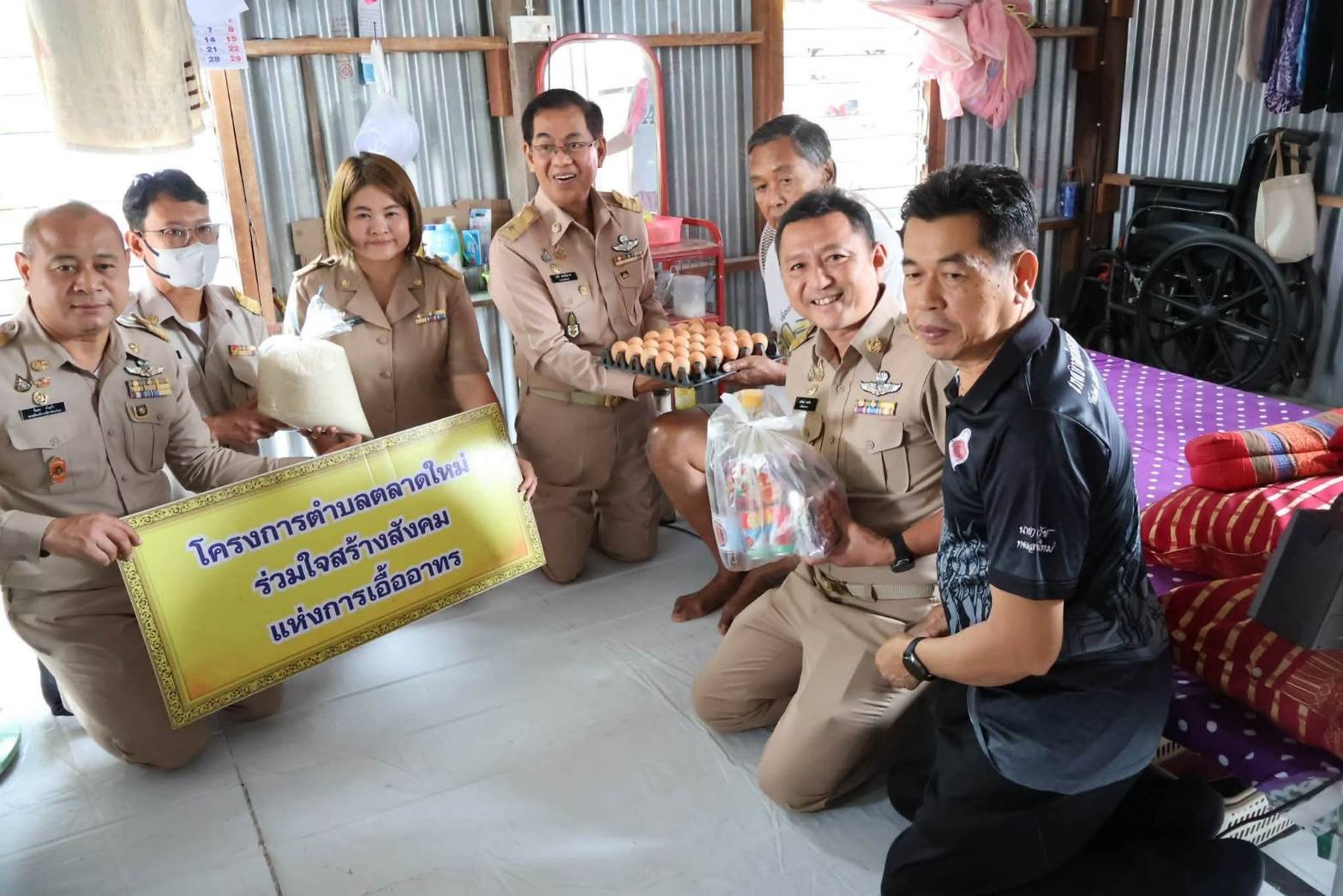น้ำใจคนตลาดใหม่! ลงพื้นที่ช่วย 10 กลุ่มเปราะบาง มอบของบริโภค สร้างชุมชนเอื้ออาทร