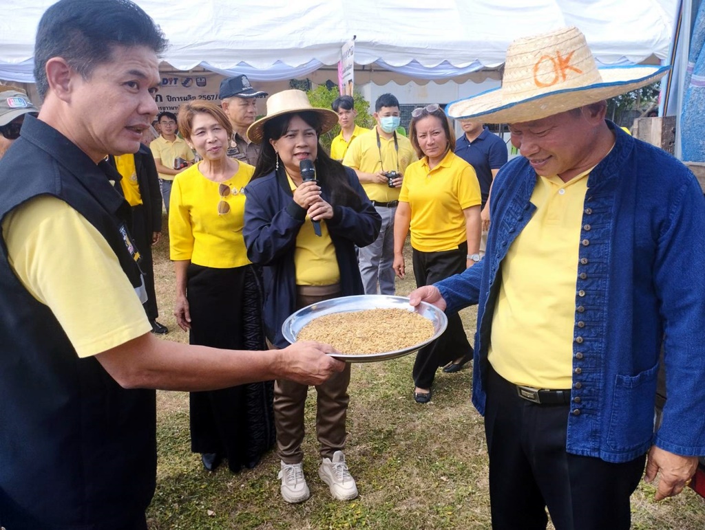 พาณิชย์ยโสธรร่วมสหกรณ์การเกษตรเพื่อการตลาดลูกค้า ธ.ก.ส. ยโสธร จำกัด เปิดตลาดนัดรับซื้อข้าวเปลือก