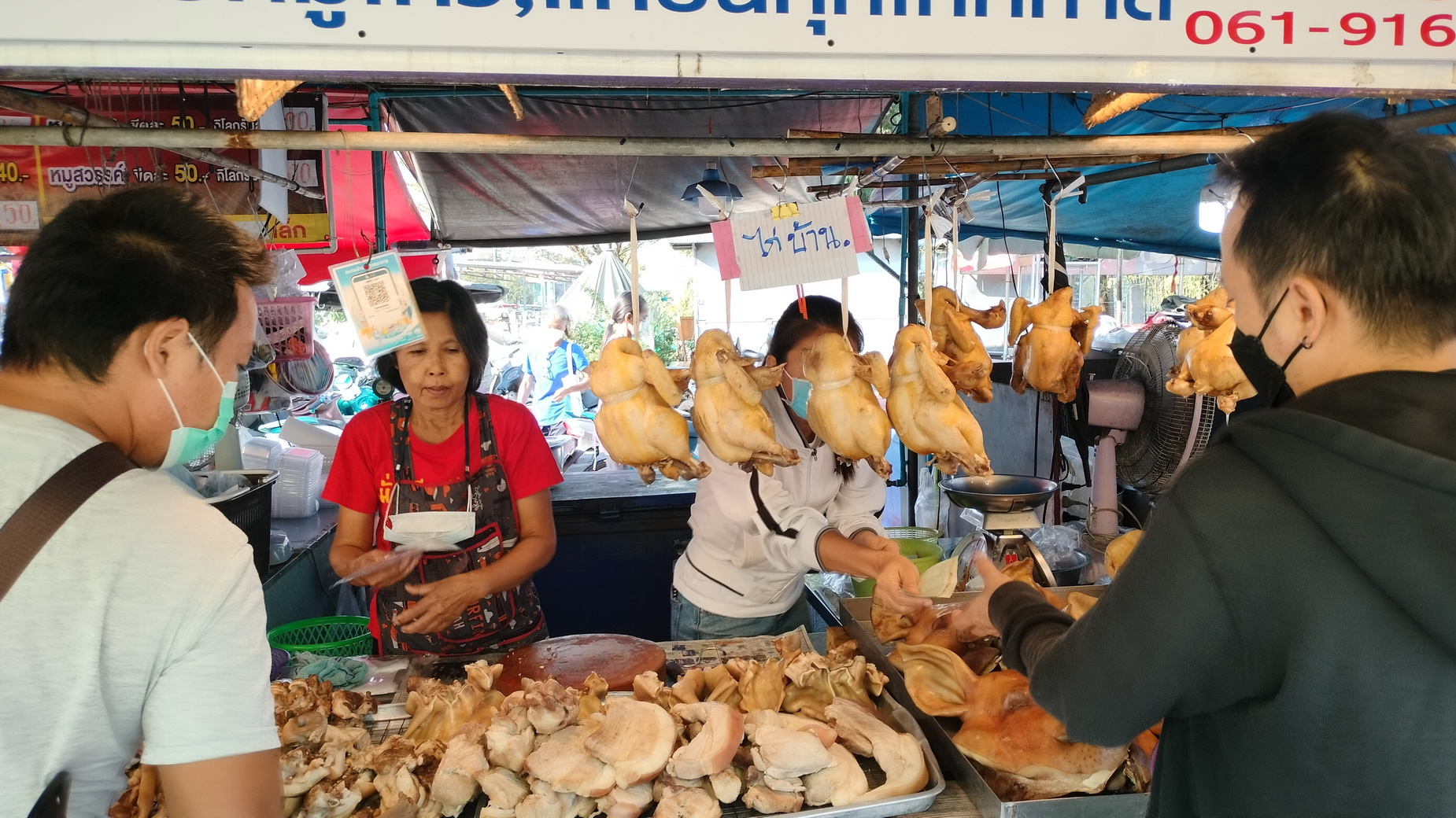 แม่ค้าแปดริ้วยันขายไก่ และหัวหมูราคาเดิมเท่าสารทจีนปี 65 
