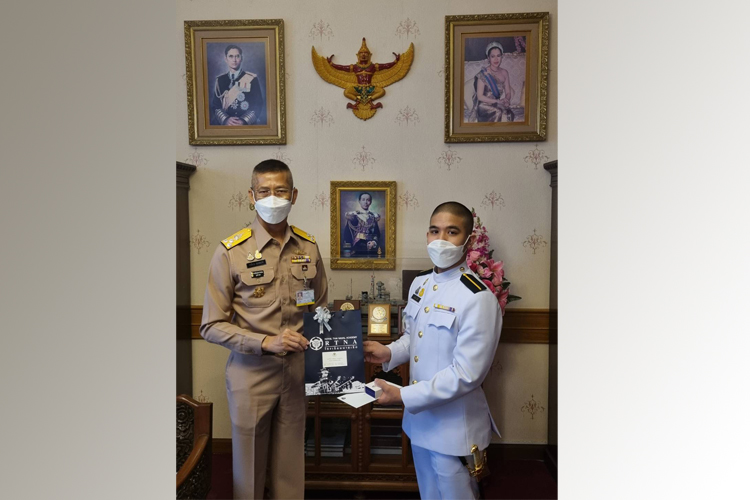 ผู้บัญชาการโรงเรียนนายเรือให้โอวาทนักเรียนนายเรือที่ได้รับคัดเลือกไปศึกษาต่อโรงเรียนนายเรือสหพันธรัฐรัสเซีย