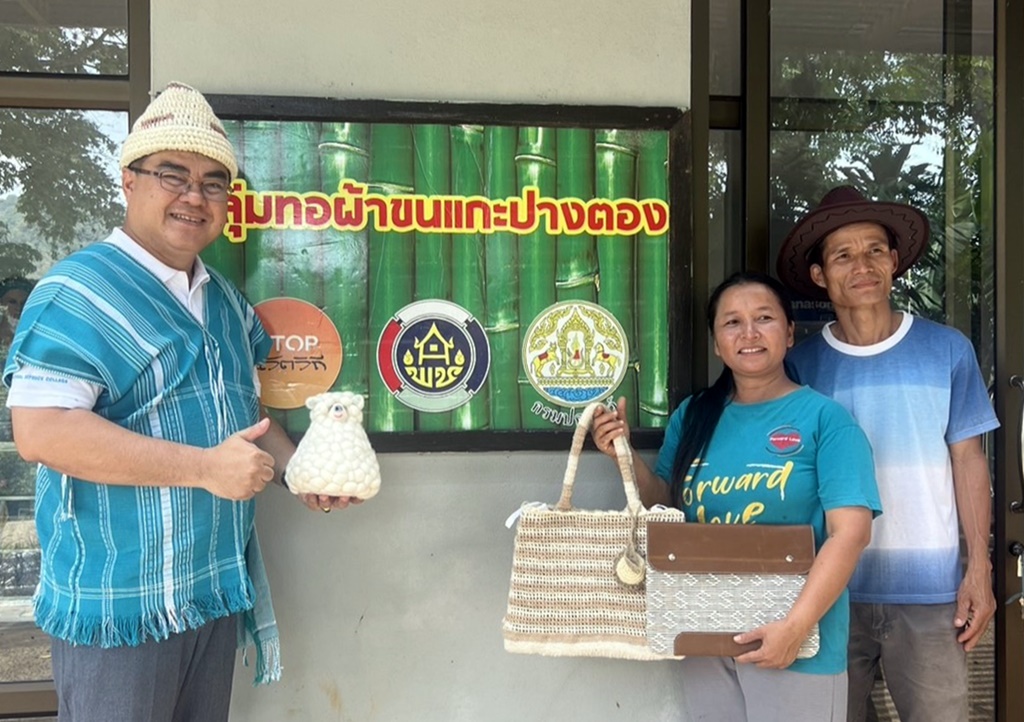 ผู้ว่าฯแม่ฮ่องสอน ตรวจเยี่ยมศูนย์บริการและพัฒนาที่สูงปางตองฯ ส่งเสริมกระบวนการเรียนรู้ให้ประชาชน
