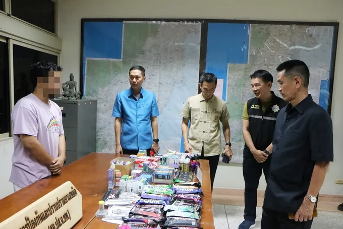 ชุดปฏิบัติการพิเศษฝ่ายปกครองชุมพร จับกุมผู้ต้องหาลักลอบขายบุหรี่ไฟฟ้าใกล้สถานศึกษา