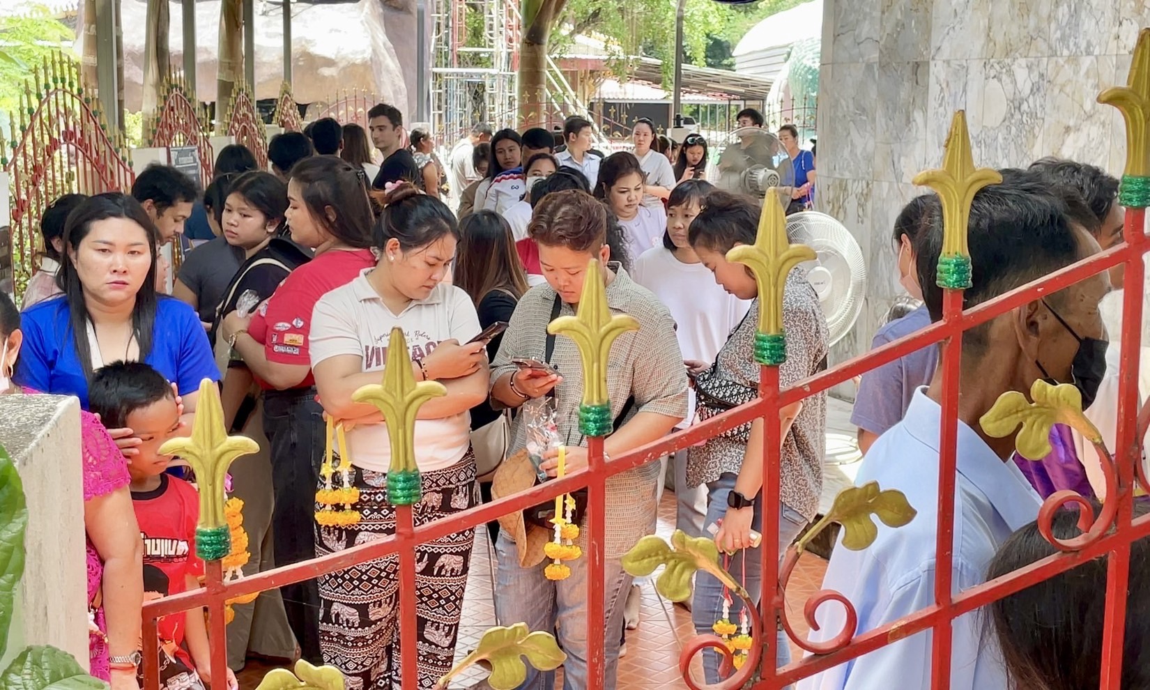 สายมูแห่ “อาบน้ำจระเข้” ขอโชค ล้วงไหขอเลขเสี่ยงโชค