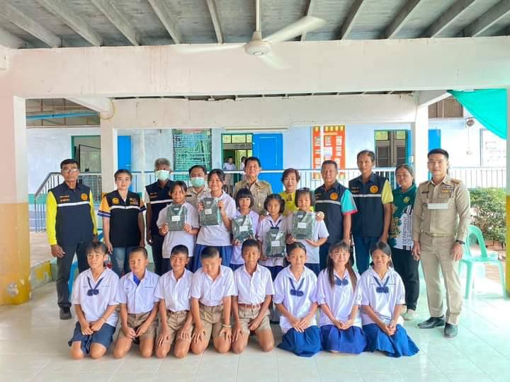 นอภ.บ้านไร่ มอบชุดลูกเสือ เนตรนารี ยุวกาชาด ให้เด็กนักเรียนผู้ขาดแคลนและด้อยโอกาส