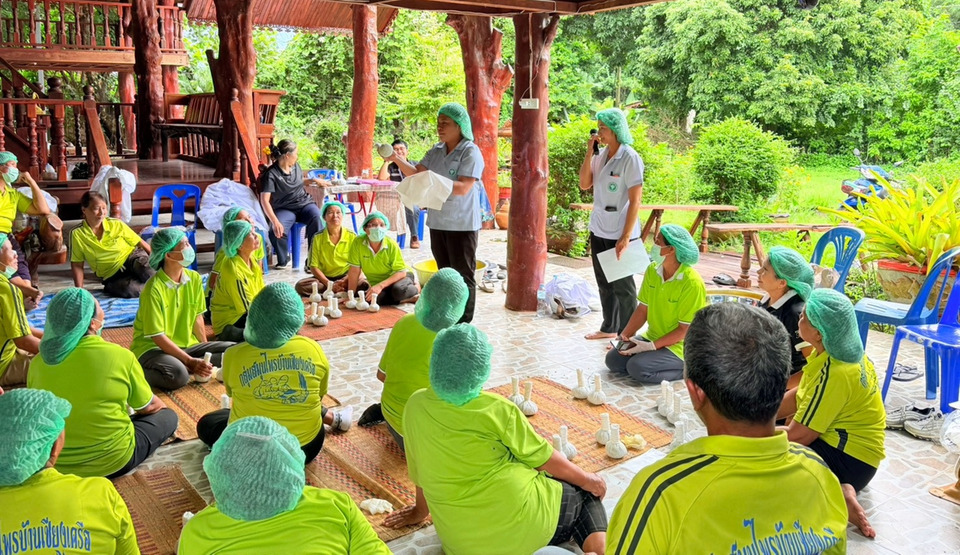 เกษตรป่าติ้วอบรมแปรรูปสมุนไพรเป็นลูกประคบ เพิ่มมูลค่าสินค้าเกษตรชีวภาพ