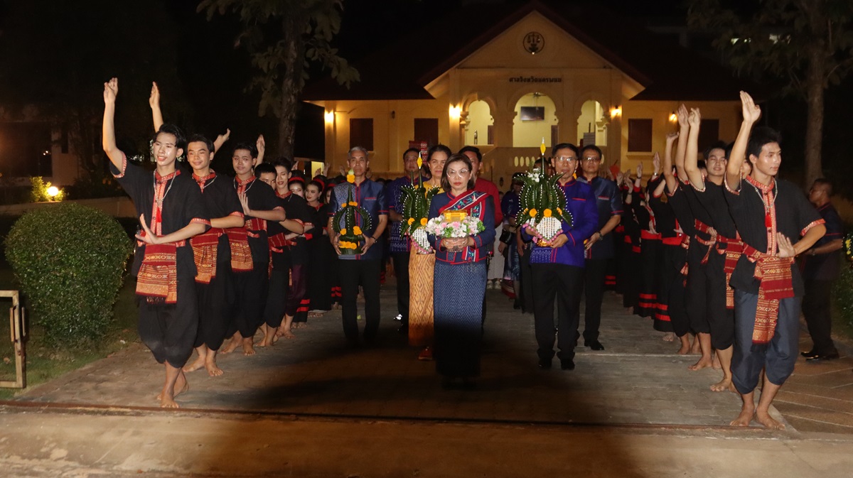นครพนมชูตำนานบวงสรวงไหลเรือไฟโบราณเป็นอัตลักษณ์ ประจำถิ่น