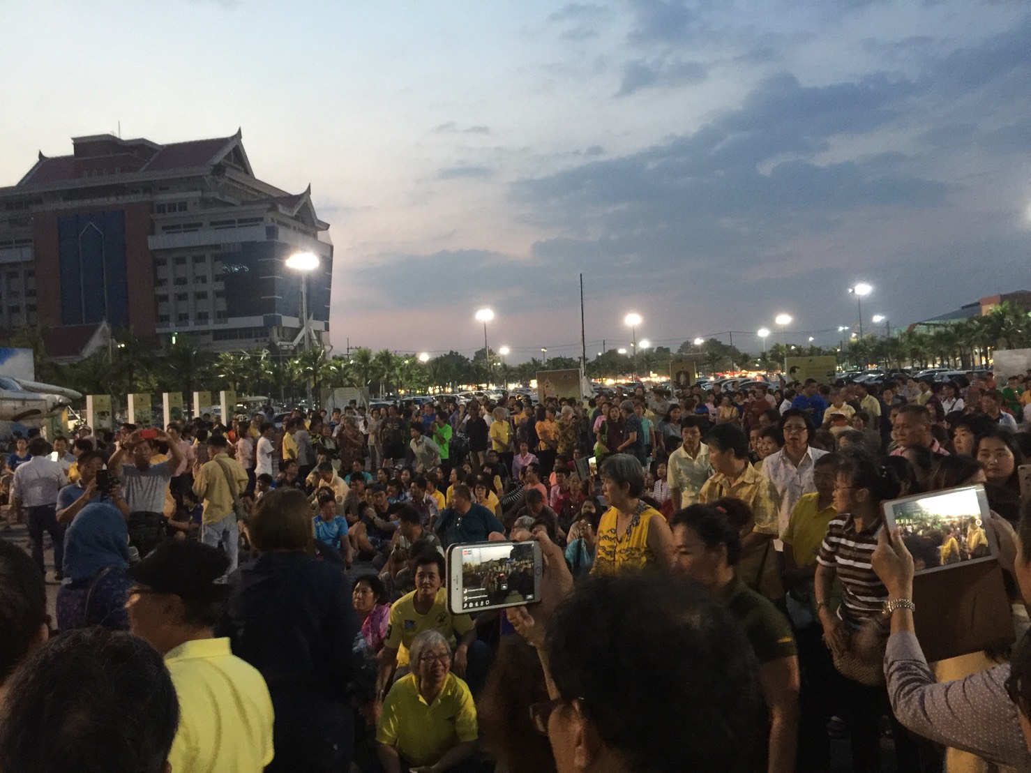 ชลบุรี ชี้แจง กรณีวางดอกไม้จันทน์ชาวบ้านรวมตัวประท้วงผู้ว่าฯ