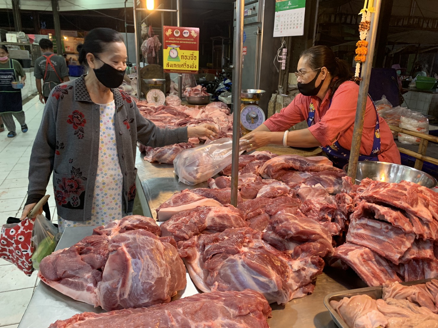 บรรยากาศตลาดสดศรีสะเกษรับตรุษจีนยุคโควิด-19 ซบเซาไม่คึกคัก