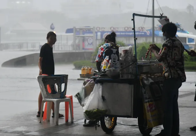 บรรยากาศย่านบริเวณพระราม 8​ ฝนตกหนัก