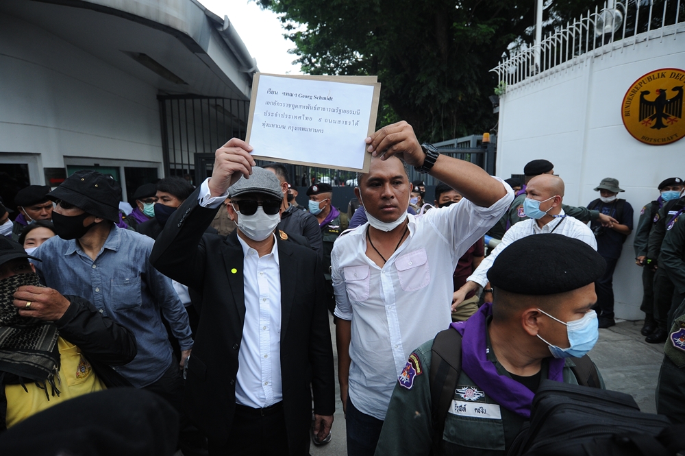 “นิติธร” นำมวลชนเสื้อเหลือง ยื่นหนังสือ "สถานทูตเยอรมัน" แจงสถานการณ์การเมืองไทย
