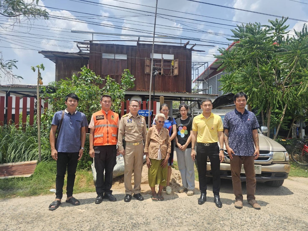 หน่วยงานทุกภาคส่วนร้อยเอ็ด บูรณาการเร่งช่วยบ้านเรือนได้รับความเสียหายจากเหตุวาตภัย