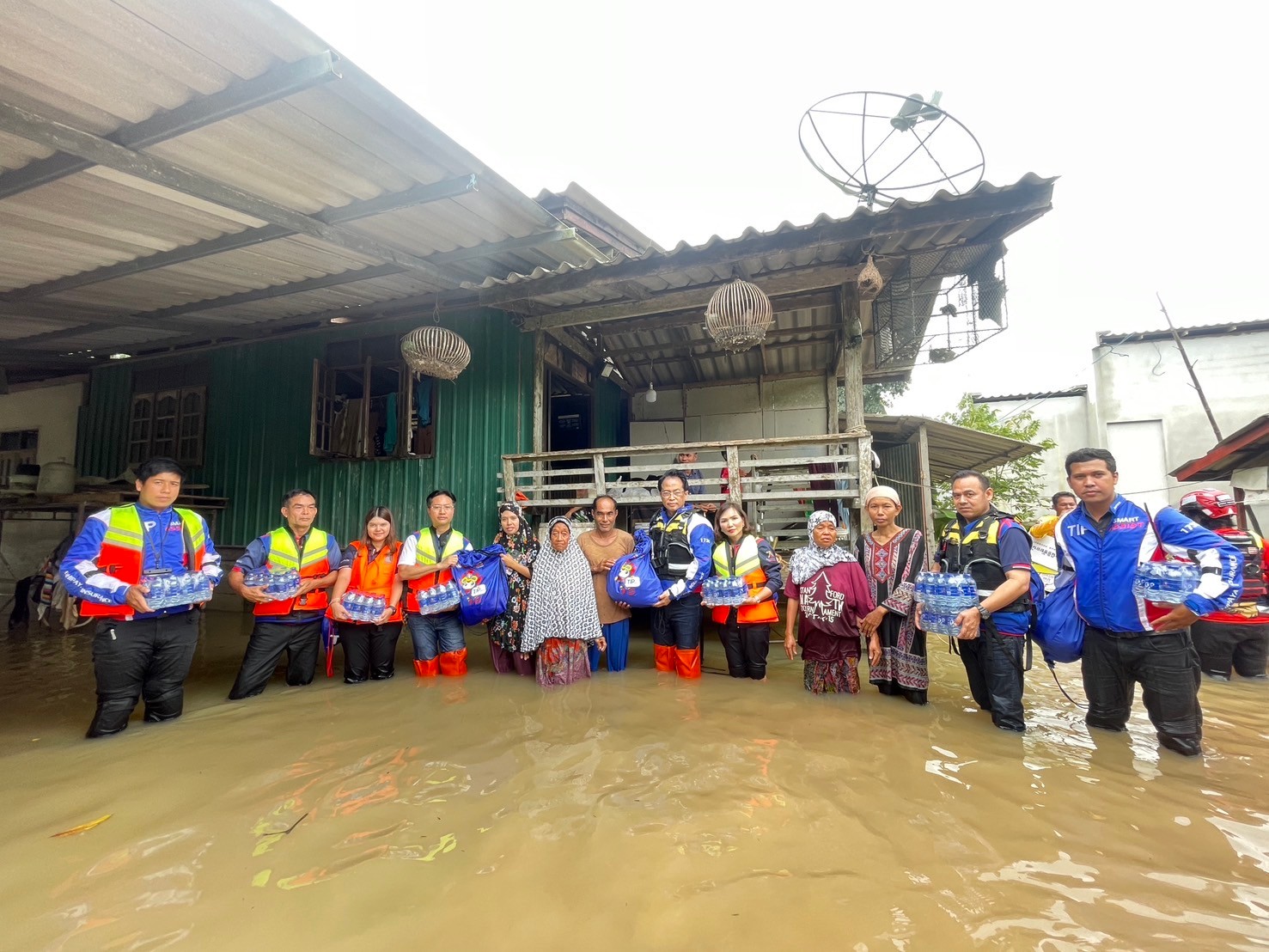 ทิพยประกันภัย รุดช่วยเหลือผู้ประสบภัยน้ำท่วมภาคใต้ พร้อมบริการยกรถฟรี