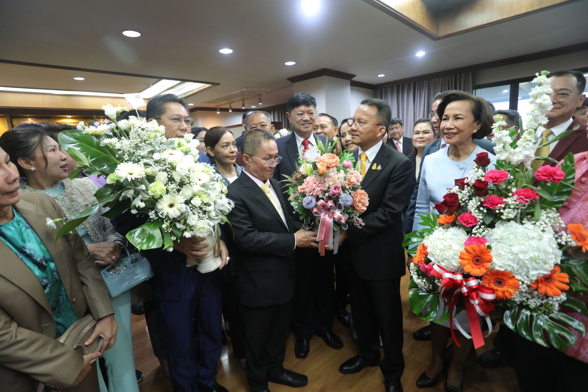 สส.เพื่อไทยตบเท้าอวยพร “สมศักดิ์” เข้ากระทรวงสาธารณสุขวันแรก ยันเดินหน้า 30 บาทเต็มที่
