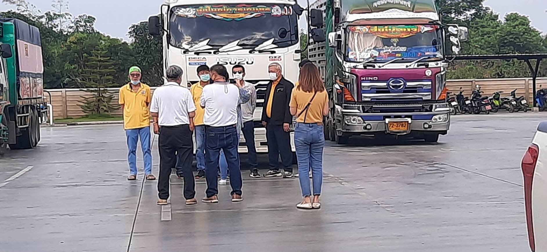 คาราวานรถบรรทุก นับร้อยคัน รวมตัวตั้งขบวนสามพราน มุ่งหน้ากระทรวงพลังงาน ประท้วงราคาน้ำมันแพง