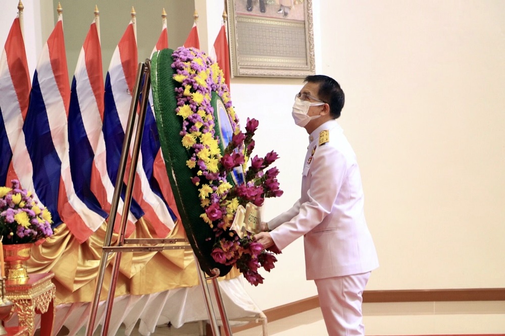 ร้อยเอ็ด จัดพิธีวางพวงมาลาถวายราชสักการะ เนื่องในวันคล้ายวันสวรรคตสมเด็จพระนารายณ์มหาราช 