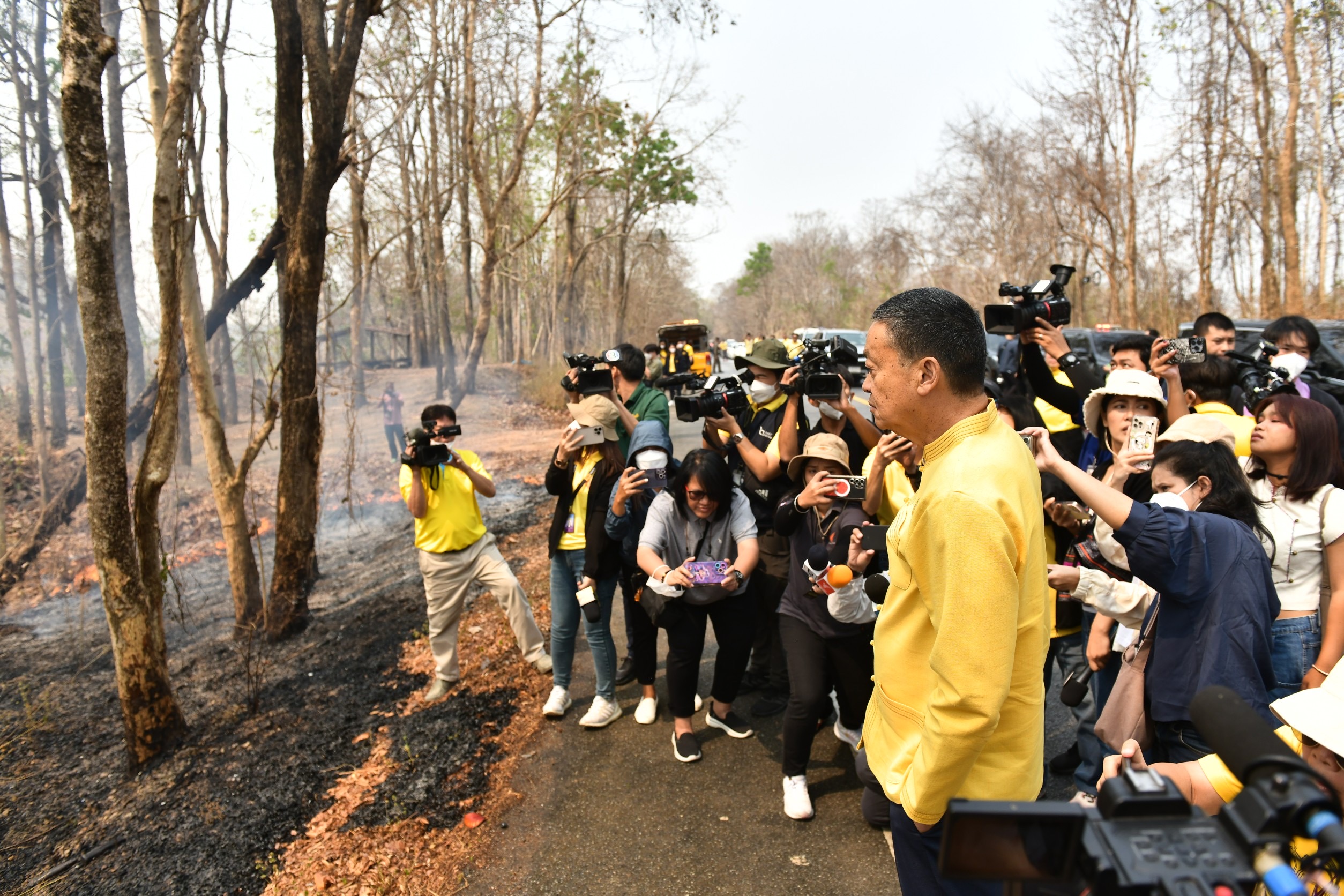 "นายกฯ" ลงพื้นที่พะเยา เจอไฟไหม้ริมทาง ขอบคุณ "จนท.ทางหลวง" มอบ "ปลัดคมนาคม" ช่วยดูแลสวัสดิการ