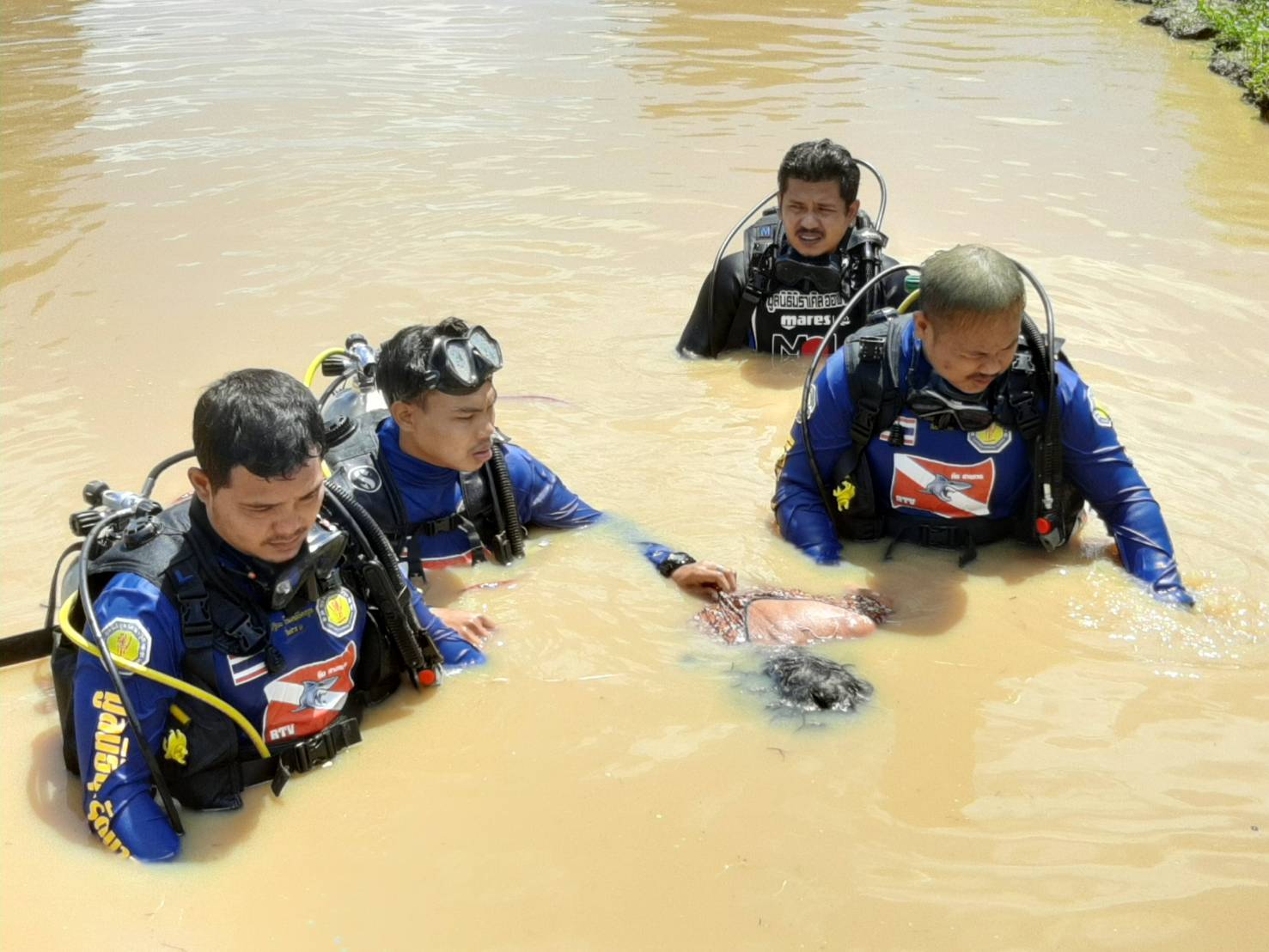  นักประดาน้ำกู้ชีพขุนรัตนาวุธกาญจนบุรีระดมหาร่างหญิงชราวัย​ 81​ หลังจมน้ำดับ