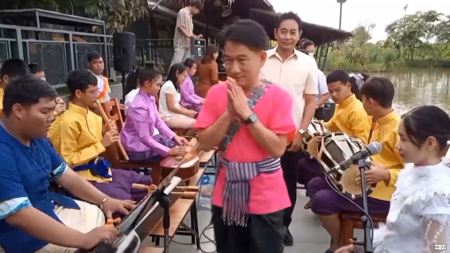 คณะสูงวัยเกษียณ-จิตอาสาสุพรรณบุรีรวมตัวบรรเลงดนตรีไทยเครื่องสายสร้างสีสันให้ปชช.ที่มารอตักบาตรทางน้ำ