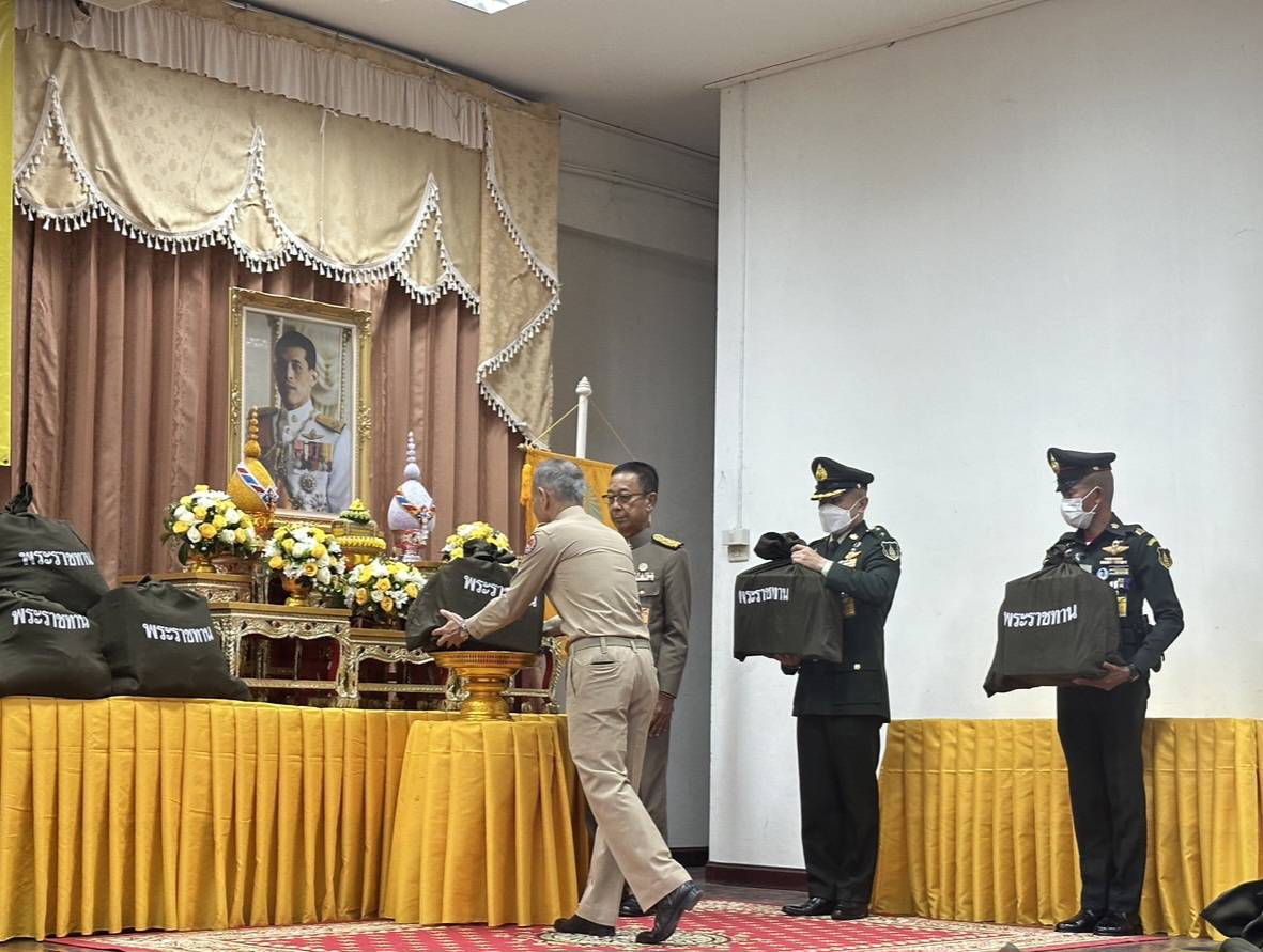 'ในหลวง' โปรดเกล้าฯ ให้องคมนตรีเชิญถุงพระราชทานและเครื่องอุปโภคบริโภค มอบแก่ราษฎรที่ประสบอุทกภัยในพื้นที่จังหวัดสุโขทัย