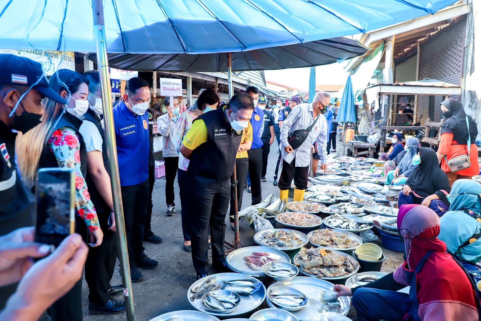 ลุยตรวจสอบราคาสินค้าประเภทอาหารสดที่ตลาดเทศบาลเมืองนราธิวาส