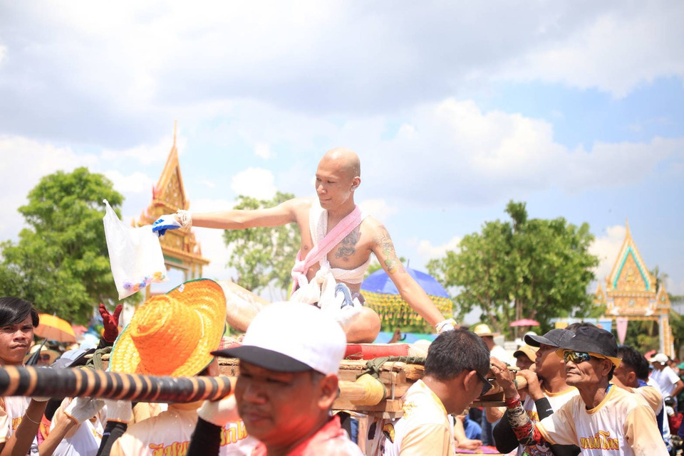 ใจไม่ถึงอย่าดู! "แห่นาคโหด" ชัยภูมิ หนึ่งเดียวในโลก โยนจริง-เจ็บจริง คนทะลักร่วมงานนับหมื่น!