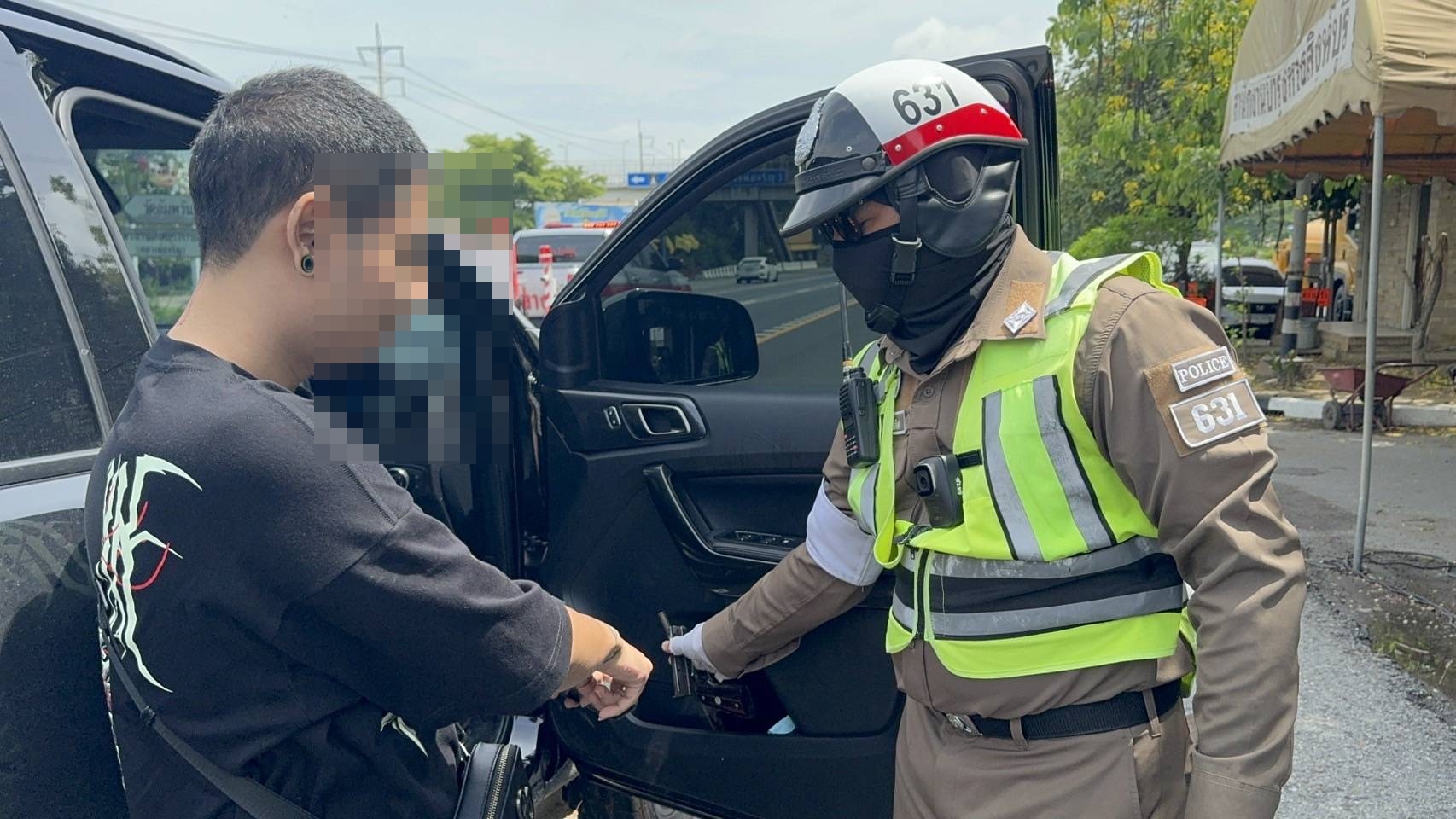 ตำรวจกวดขันวินัยจราจรตั้งด่านพบชายมีพิรุธตรวจค้นเจอปืนพร้อมลูกกระสุน