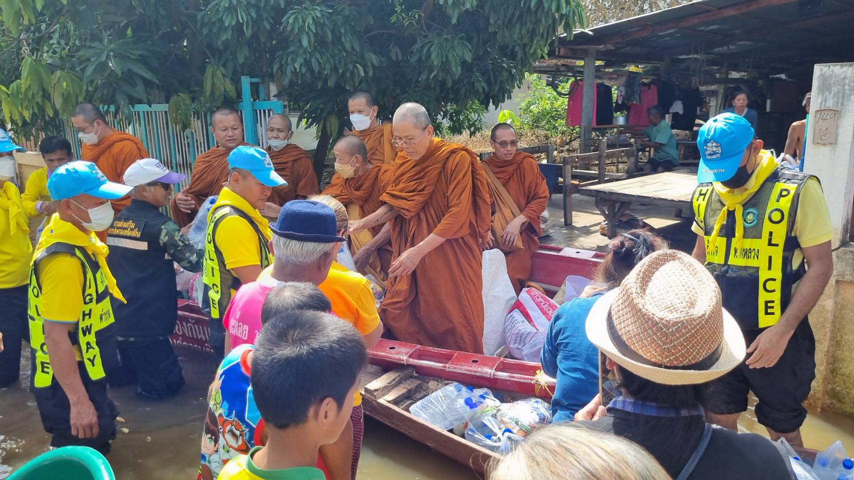 คณะสงฆ์ร้อยเอ็ดร่วมกับตำรวจทางหลวงช่วยชาวบ้านผู้ประสบภัยน้ำท่วมที่อำเภอโพนทราย 