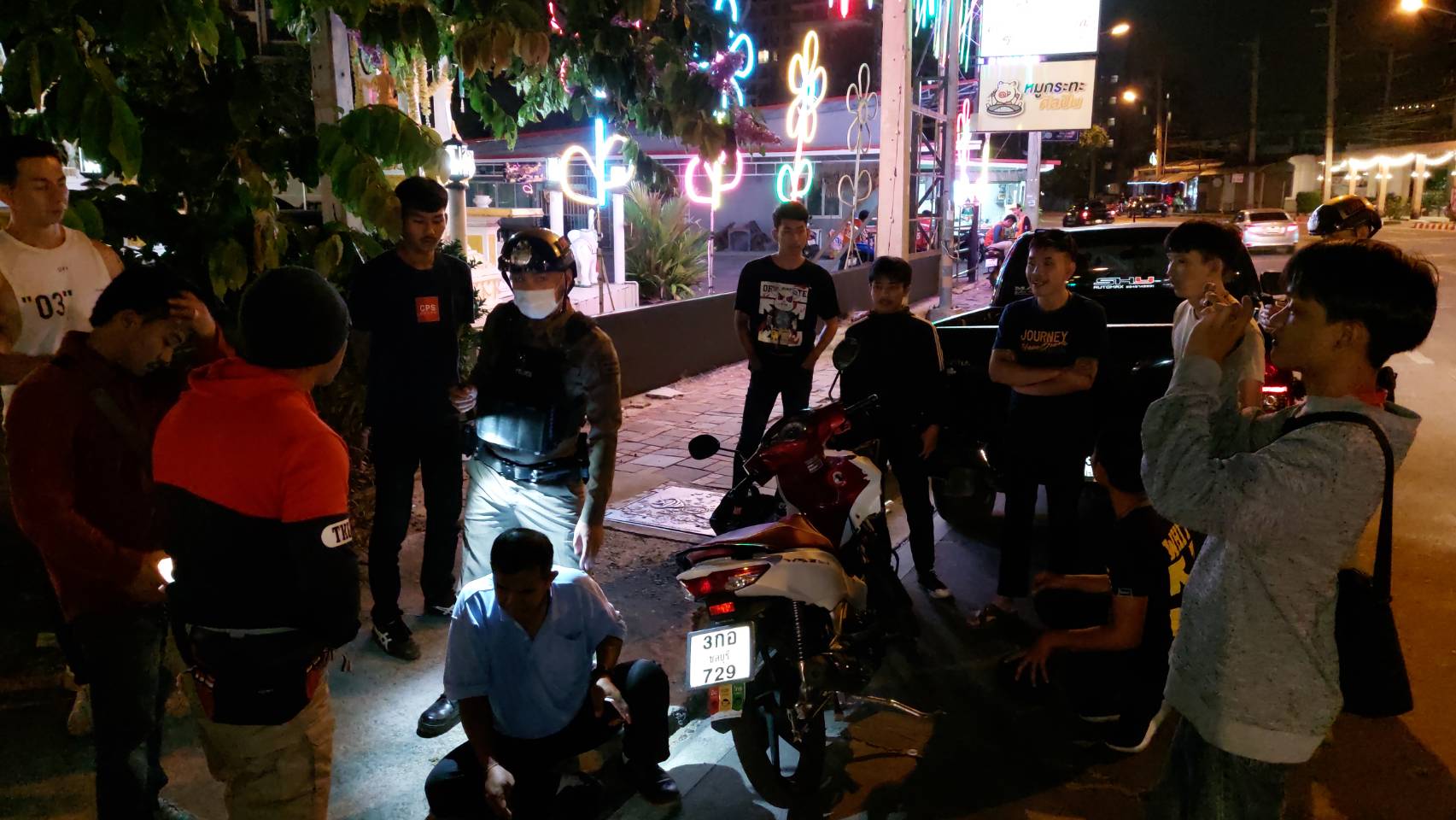 หนุ่มใหญ่เมาหมดสภาพจนถูกปล่อยทิ้งไว้ริมถนนสายสามพัทยาใต้