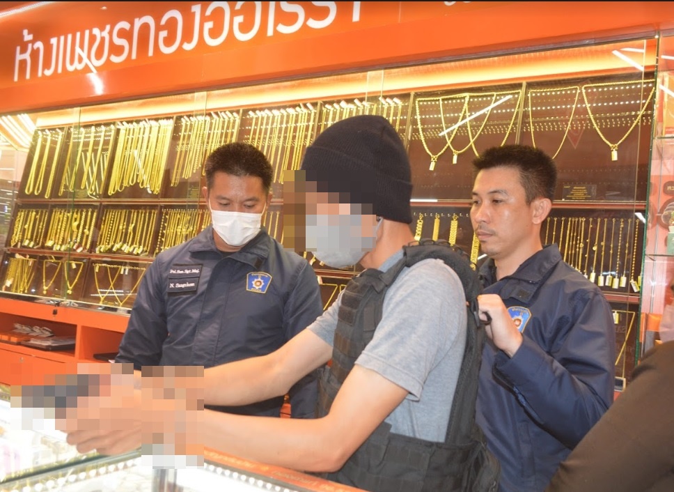 ตร.นำคนร้ายชิงทรัพย์ร้านทองชื่อดังในห้างย่านวังน้ำเย็นทำแผนประกอบคำสารภาพ