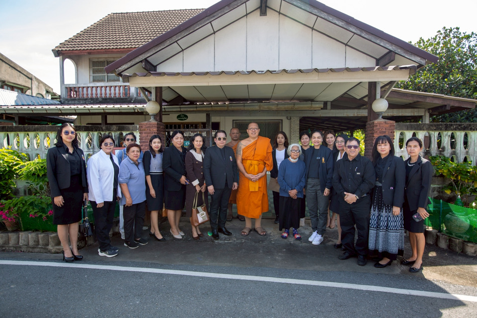 "หลวงพี่น้ำฝน" มอบเงินช่วยเหลือ "ครูชุลีพร" อดีตอาจารย์โรงเรียนดัง ชีวิตพลิกผันในวัยชรา 