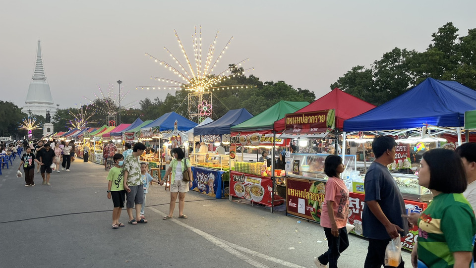 เปิดตัวปีแรกสุดปัง! “ถนนข้าวเกรียบว่าว” สุพรรณบุรี คนแห่เล่นน้ำแน่น กระตุ้นเศรษฐกิจคึกคัก