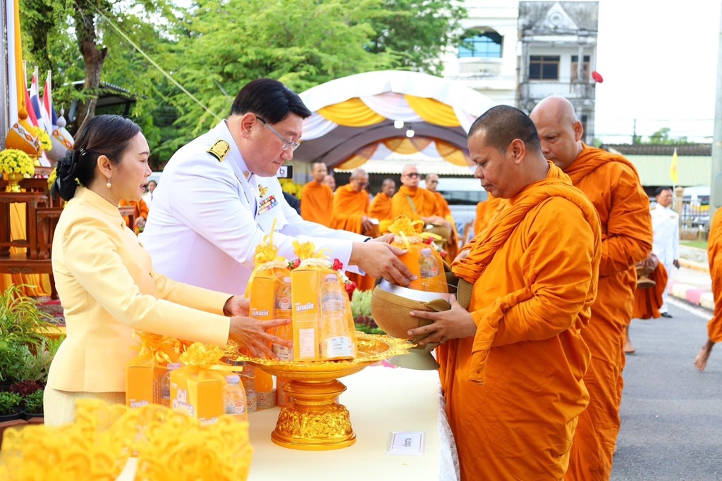 สตูลประกอบพิธีสวดพระพุทธมนต์และทำบุญตักบาตร ถวายพระราชกุศล เนื่องในวันนวมินทรมหาราช