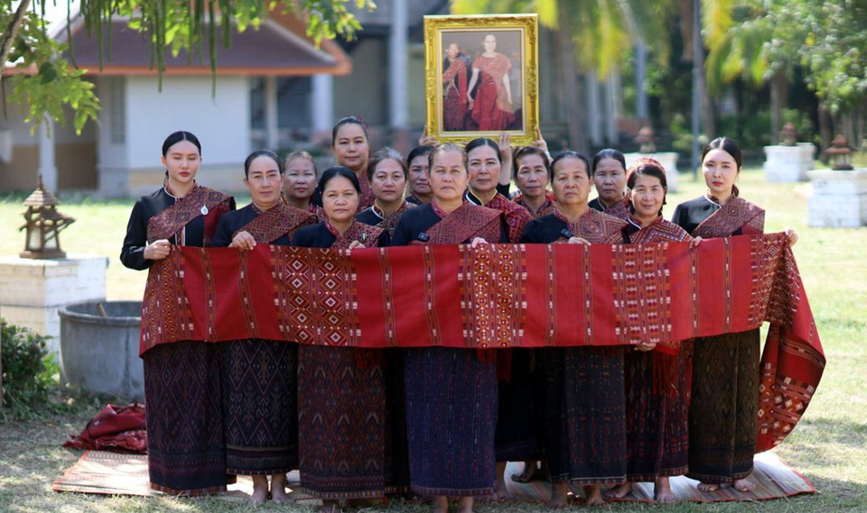สตรีบ้านโพนรำลึก 43 ปี พระพันปีหลวงเสด็จเยี่ยม เปิดโชว์ผ้าไหมแพรวาวิจิตรยาว 60 ม. 60 ลาย