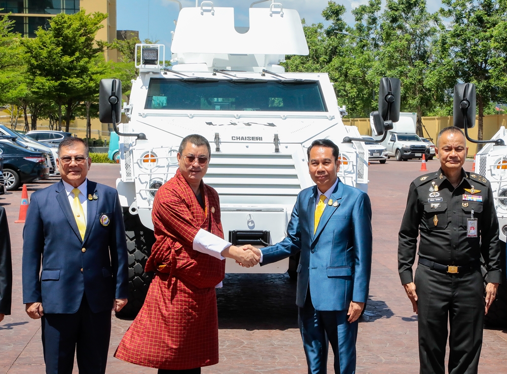"กลาโหม" จับมือ "ชัยเสรี" ส่งมอบ "รถยานเกราะล้อยาง-อาวุธปืน" ให้ภูฏาน ใช้ในภารกิจสันติภาพ 